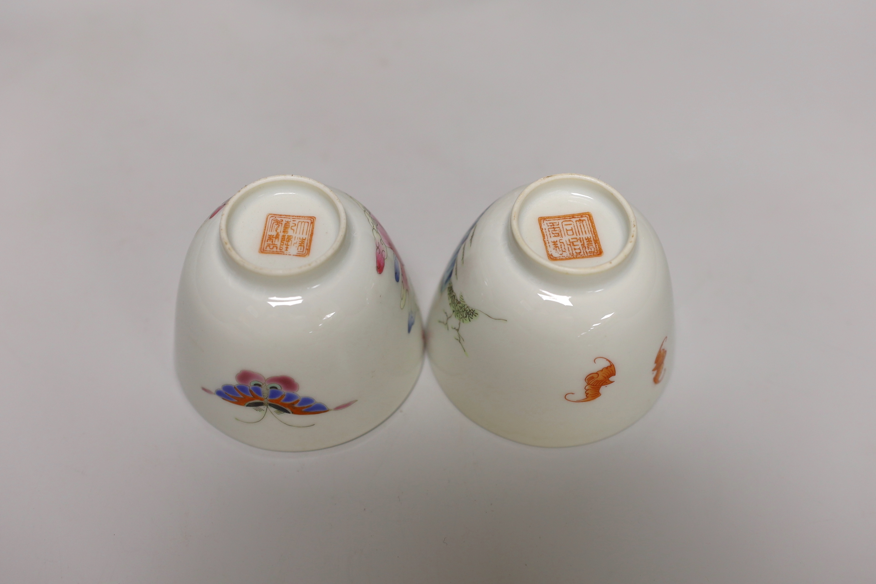 A late 18th century pearlware teapot and a set of four small Chinese tea bowls, teapot 28cm long